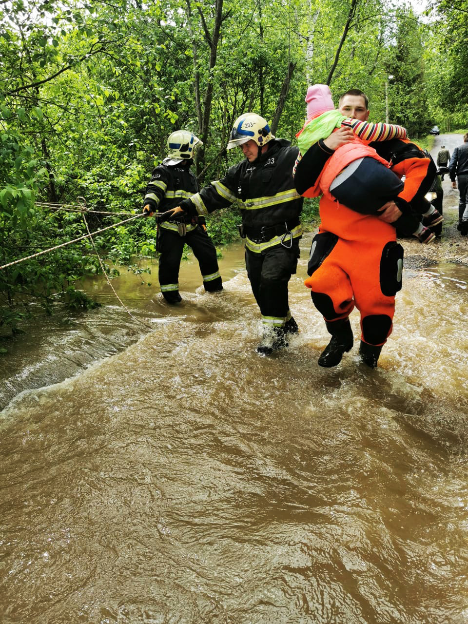 Спасатели ГКУ МО «Мособлпожспас» эвакуировали жителей населенных пунктов Волоколамска из-за подтопления