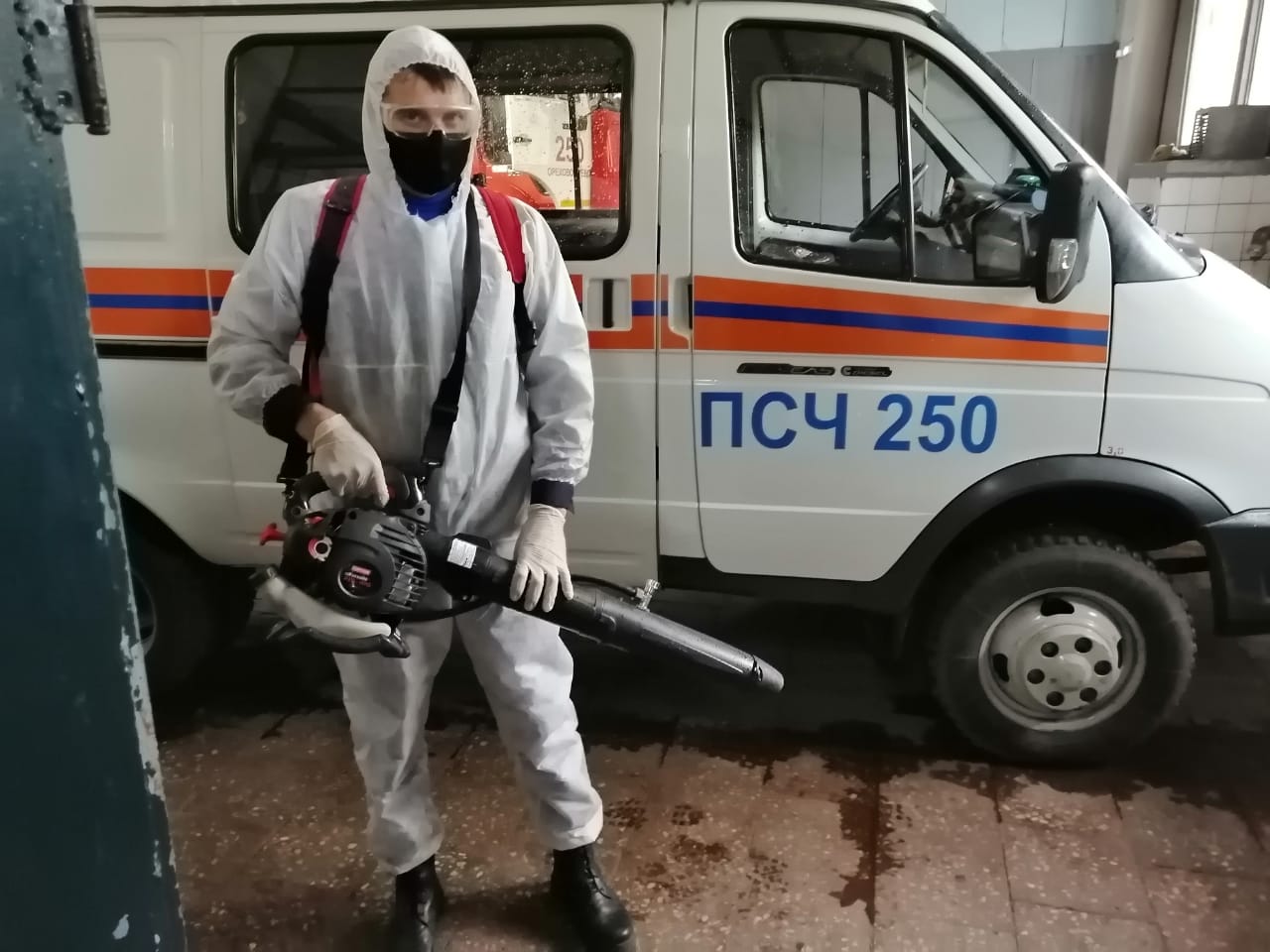 Пожарные ГКУ МО «Мособлпожспас» провели дезинфекцию служебных помещений