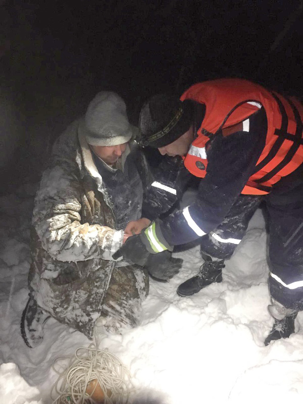 Работники ГКУ МО «Мособлпожспас» нашли и спасли замерзающего рыбака, сбившегося с пути