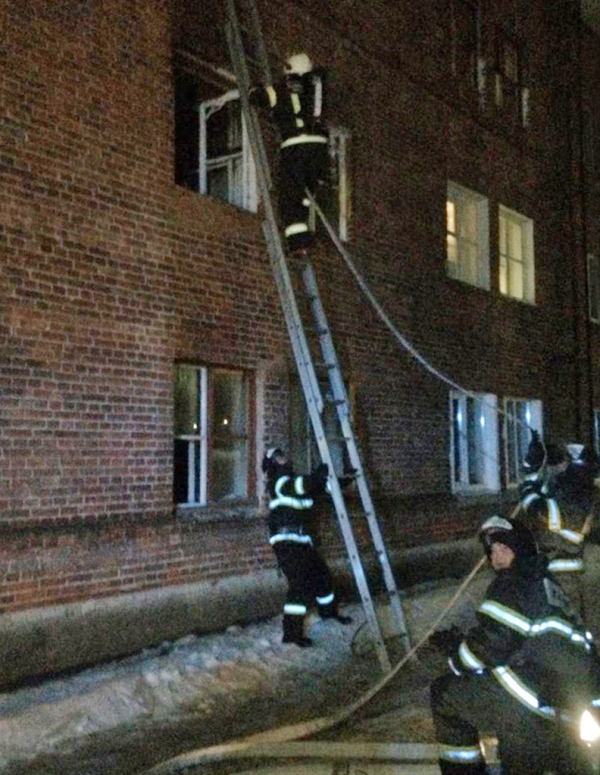 Шатурские пожарные эвакуировали из горящего дома 26 человек