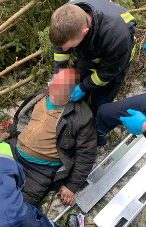 Спасатели ПСО-29 ГКУ МО «Мособлпожспас» оказали первую помощь мужчине, которого придавило спиленным деревом
