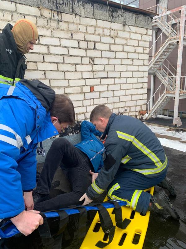 Солнечногорские спасатели эвакуировали мужчину с переломом ноги с крыши промышленного здания