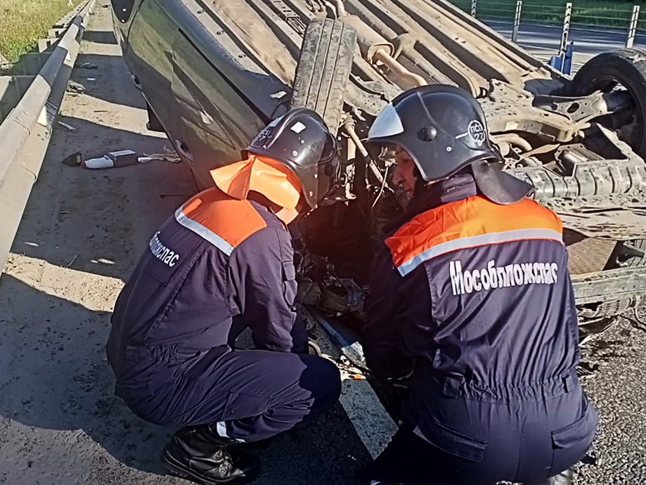 Спасатели ГКУ МО «Мособлпожспас» освободили водителя из перевернувшегося автомобиля