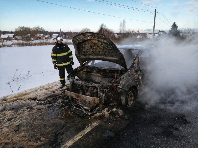 Пожарные ГКУ МО «Мособлпожспас» потушили загоревшийся автомобиль