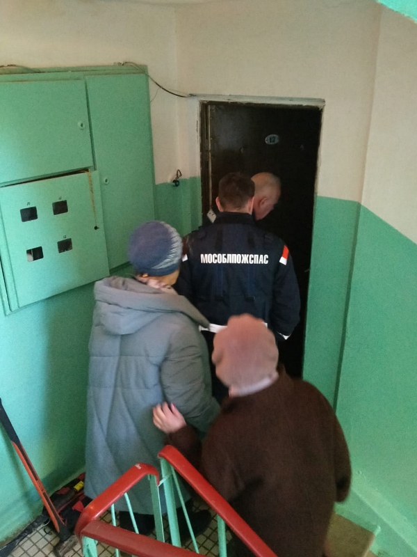 Работники ГКУ МО «Мособлпожспас» деблокировали дверь квартиры, где находилась женщина с инсультом