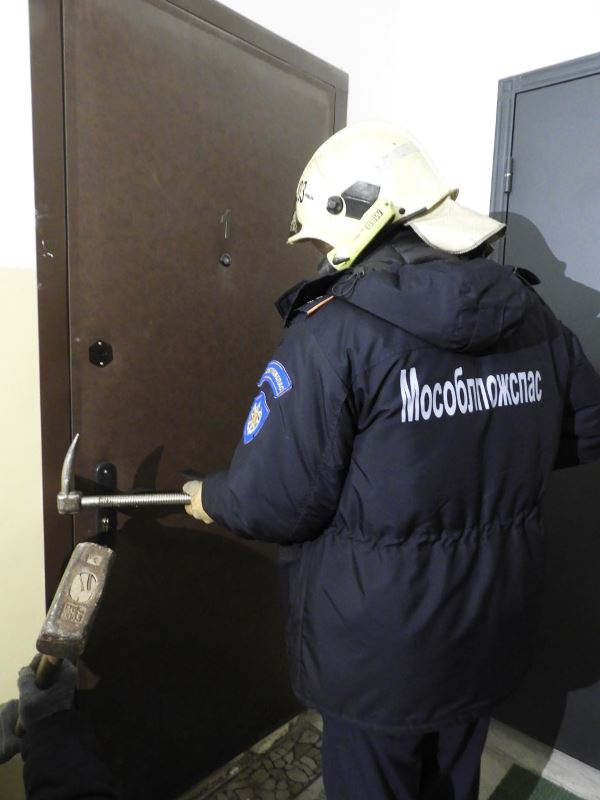 Работники ГКУ МО «Мособлпожспас» деблокировали дверь квартиры, в которой находилась обездвиженная пенсионерка