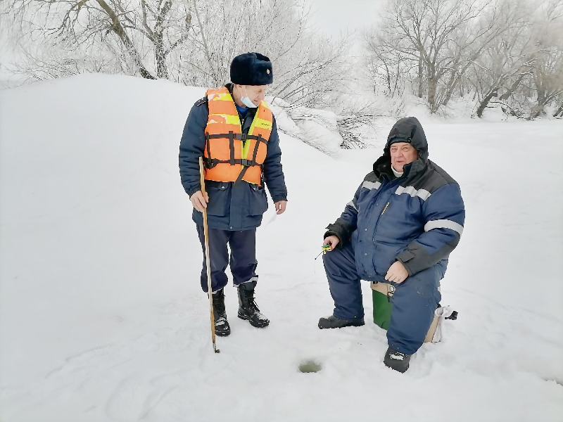 Работники ГКУ МО «Мособлпожспас» напомнили рыбакам о мерах безопасности при выходе на лед водоемов
