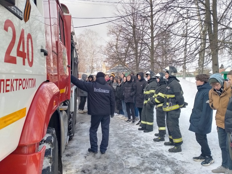 Огнеборцы ПСЧ-240 ГКУ МО «Мособлпожспас» провели урок безопасности для подмосковных студентов