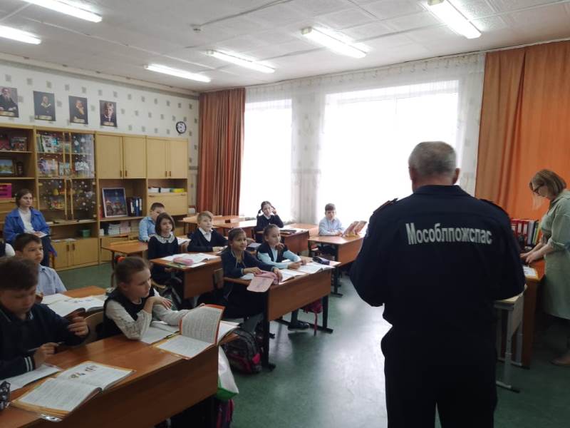Спасатели ГКУ МО «Мособлпожспас» провели урок безопасности для щелковских младшеклассников